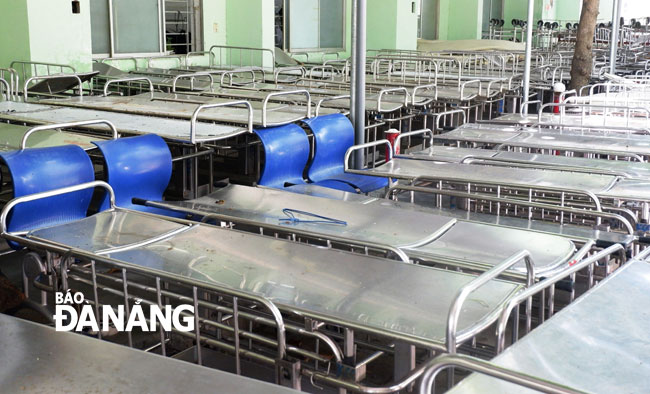 Bệnh viện Đà Nẵng tháo dỡ, di chuyển hàng ngàn giường bệnh để tạo khoảng trống trong các khoa, phòng chuyên môn. Dự kiến, bệnh viện tiếp nhận tối đa khoảng 30% bệnh nhân so với công suất cho phép. Ảnh: PHAN CHUNG