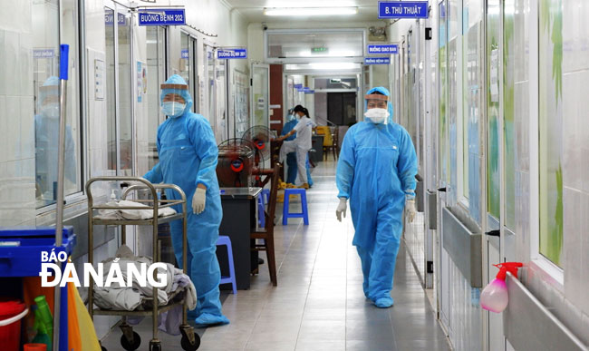 Hiện có khoảng 350 nhân viên y tế làm việc bên trong bệnh viện trong thời gian cách ly. Khi mở cửa hoạt động trở lại, Bệnh viện Đà Nẵng dự kiến huy động 700/2.000 nhân viên y tế. Ảnh: PHAN CHUNG