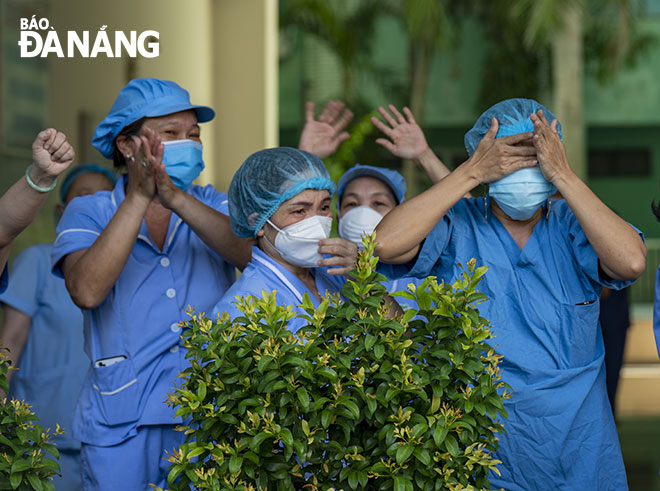 Đúng 16 giờ ngày 25-8, Bệnh viện Đà Nẵng chính thức được gỡ bỏ cách ly y tế sau 1 tháng thực hiện lệnh phong tỏa.  Trong ảnh: Niềm vui của các y, bác sĩ và nhân viên khi bệnh viện được mở cửa hoạt động trở lại. Ảnh: LÊ HOÀNG NAM