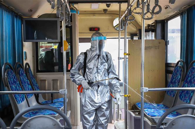 Phun thuốc khử trùng nhằm ngăn chặn sự lây lan của Covid-19 trên xe buýt tại Addis Ababa, Ethiopia, ngày 24-8-2020. Ảnh: THX- TTXVN