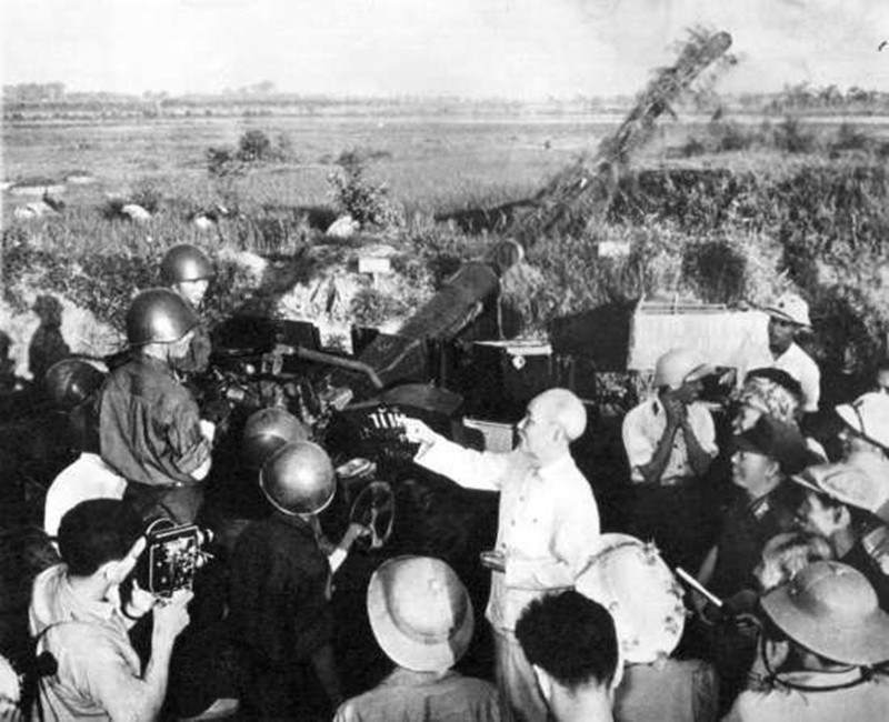 Bác Hồ đến thăm các chiến sĩ lực lượng phòng không bảo vệ Hà Nội năm 1966.