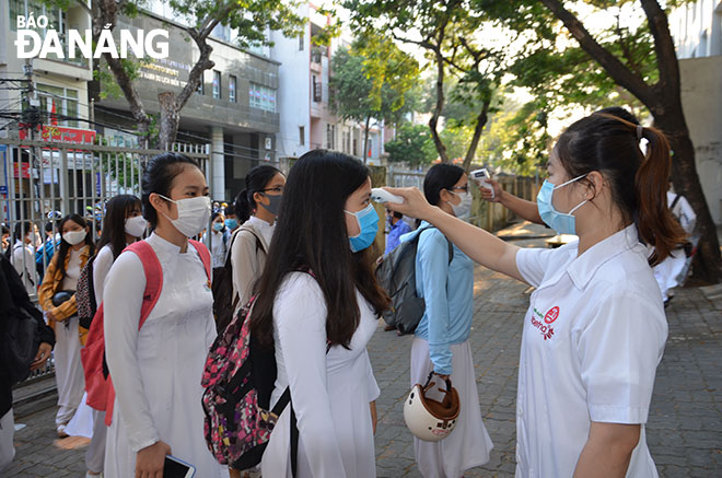 Measuring the body temperatures of those sitting for the already-held first phase of the national senior high school graduation exams