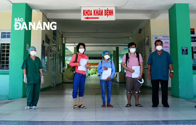 3 bệnh nhân nhiễm Covid-19 được chữa khỏi và xuất viện sáng 26-8 tại Bệnh viện Phổi Đà Nẵng. Ảnh: PHAN CHUNG