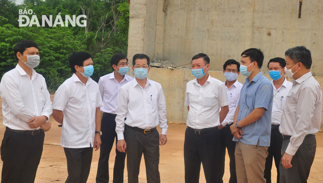 Phó Bí thư Thường trực Nguyễn Văn Quảng (người thứ 4 từ trái sang) nghe Ban quản lý dự án báo cáo tiến độ.  Ảnh: THÀNH LÂN