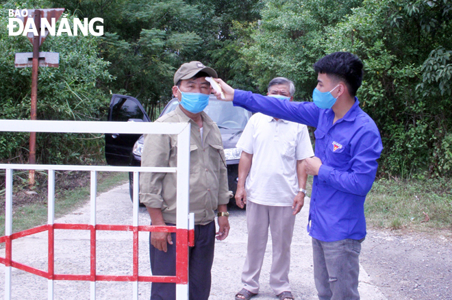 Chiều 26-8, Bệnh viện dã chiến Hòa Vang làm thủ tục xuất viện cho 31 bệnh nhân Covid-19 được chữa trị khỏi. 					Ảnh: PHAN CHUNG