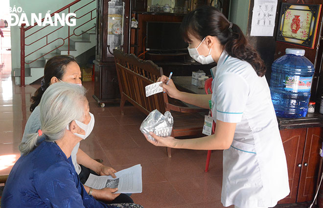 Cán bộ y tế phường Hòa Hải, quận Ngũ Hành Sơn thăm khám sức khỏe tại nhà cho người cao tuổi. Ảnh: L.P	