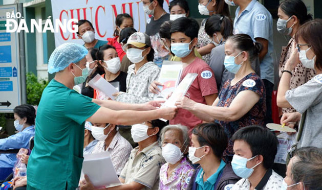 Bệnh viện dã chiến Hòa Vang trao giấy ra viện cho các bệnh nhân nhiễm Covid-19 được điều trị khỏi vào chiều 26-8. Ảnh: PHAN CHUNG