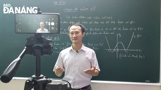 Thầy Nguyễn Hữu Hùng (giáo viên tự do) đang dạy Toán online. Ảnh: Nhân vật cung cấp