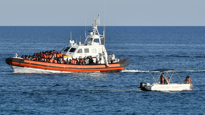 Những người tị nạn Lybia được chính quyền Tây Ban Nha cứu trên biển. Ảnh: Sky News