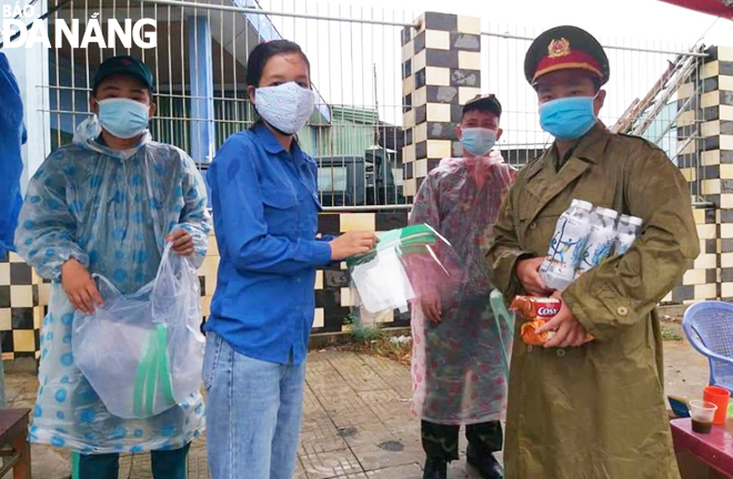 Đoàn viên thanh niên phường Hòa Phát tặng quà cho các chốt kiểm dịch trên địa bàn phường.  Ảnh: ĐẶNG NỞ