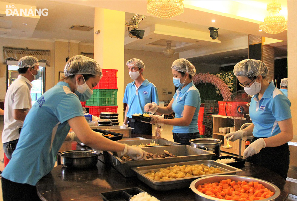 40 employees of the hotel, who work 2 shifts a day, offer about 1,000 portions of free meals to staff of the hospitals every day.