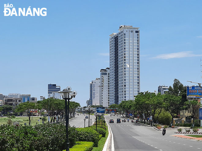 East-west traffic axes such as the Vo Van Kiet - Nguyen Van Linh route with a tunnel passing through the city’s airport would help leverage the city's socio-economic development in a new stage. In the photo is a section of theVo Van Kiet Street in Son Tra District