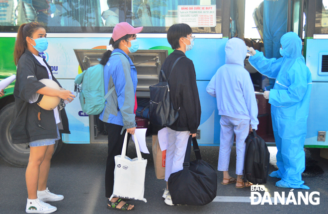 Chuyến xe hỗ trợ đưa công dân Quảng Ngãi về nơi cư trú ngày 22-8.Ảnh: XUÂN DŨNG	