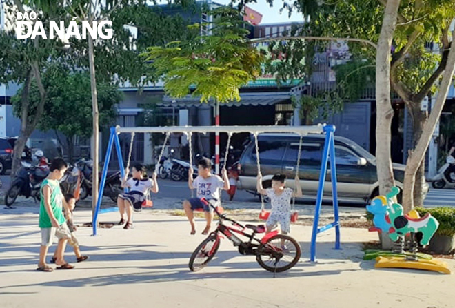 Trẻ em vui chơi tại sân Nhà văn hóa biển Kim Liên, phường Hòa Hiệp Bắc, quận Liên Chiểu. (Ảnh chụp đầu tháng 7-2020)Ảnh: HUỲNH LÊ	