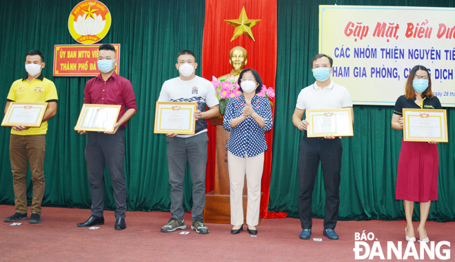 Các nhóm thiện nguyện tiêu biểu được tặng bằng khen của Ủy ban MTTQ Việt Nam thành phố Đà Nẵng.  Ảnh: LÊ VĂN THƠM	