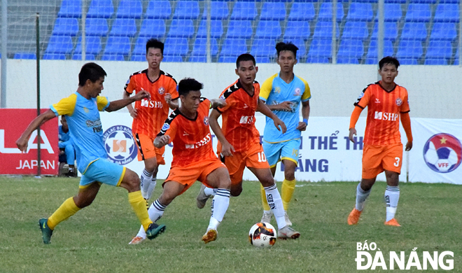 SHB Đà Nẵng (áo cam) là một trong những CLB quan tâm đến công tác đào tạo trẻ cũng như tạo điều kiện để các cầu thủ U19 được thi đấu ở giải hạng Nhì quốc gia. 			Ảnh: ANH VŨ