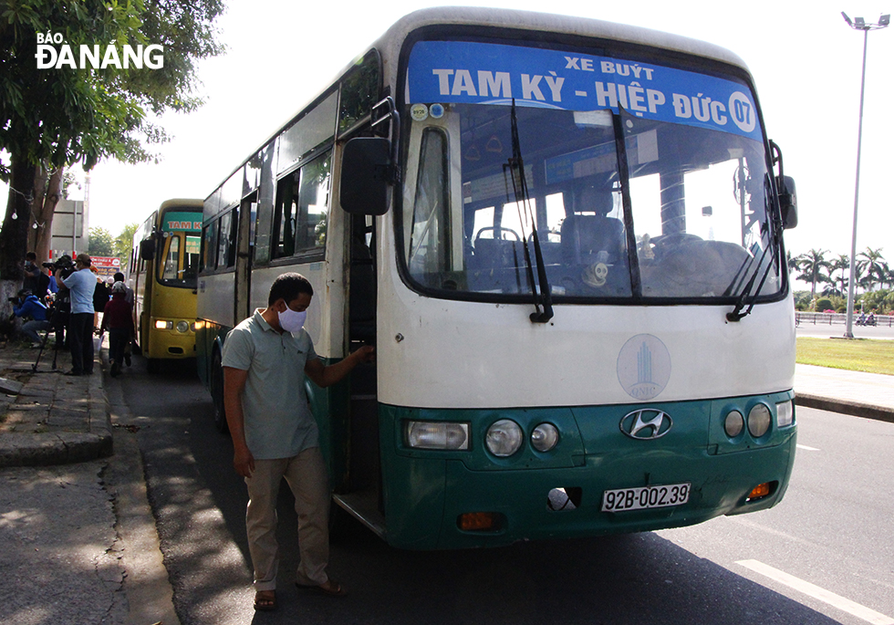 Đúng 8 giờ 30 phút, tỉnh Quảng Nam đưa 2 xe buýt ra đón học sinh, sinh viên đang tạm trú tại Đà Nẵng có nguyện vọng về địa phương. Ảnh: XUÂN DŨNG