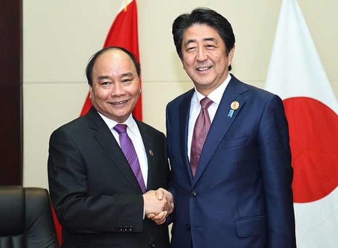 Thủ tướng Nguyễn Xuân Phúc và Thủ tướng Nhật Bản Abe Shinzo. Ảnh: VGP