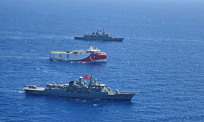 Tàu địa chấn Oruc Reis (giữa) được hai tàu hải quân Thổ Nhĩ Kỳ hộ tống tại đông Địa Trung Hải, ngày 20/8. Ảnh: Anadolu.