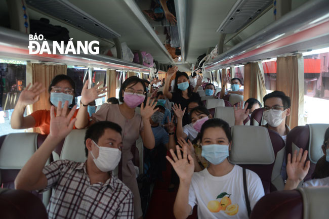 Medical teams from Binh Dinh and Thua Thien Hue provinces waving their hands to say goodbye to Da Nang before leaving for their hometowns