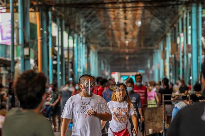 Người dân đeo khẩu trang phòng lây nhiễm Covid-19 tại một chợ ở Manila, Philippines. Ảnh: THX-TTXVN