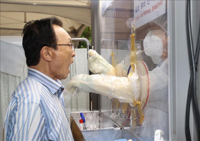 Nhân viên y tế làm việc tại điểm xét nghiệm Covid-19 ở Seoul, Hàn Quốc ngày 27-8. Ảnh: Yonhap-TTXVN