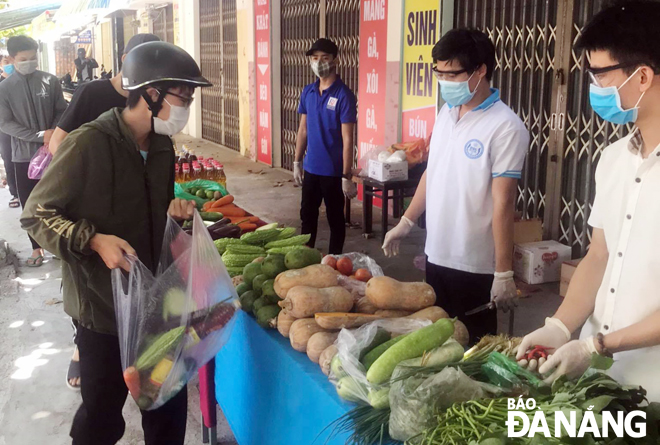 Students getting free food and essentials at the ‘zero-VND happy supermarkets’