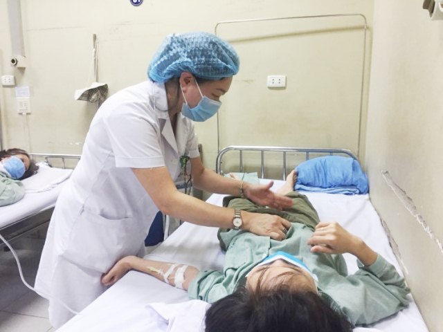 A health worker takes care of a dengue patient at the Huu Nghi Hospital in Ha Noi