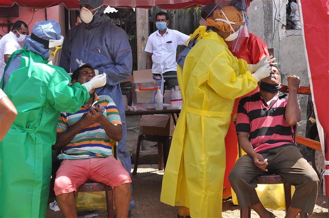 Nhân viên y tế lấy mẫu dịch xét nghiệm COVID-19 cho người dân tại một khu chợ ở Colombo, Sri Lanka, ngày 28/8/2020. Ảnh: THX/ TTXVN