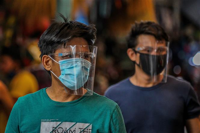 Người dân đeo khẩu trang và mặt nạ bảo hộ phòng lây nhiễm COVID-19 tại Manila, Philippines, ngày 18/8/2020. Ảnh: THX/ TTXVN