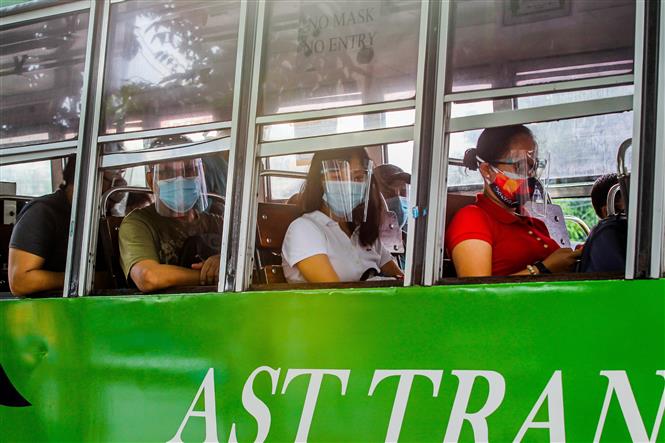 Người dân đeo khẩu trang phòng lây nhiễm COVID-19 khi đi xe buýt tại Manila, Philippines, ngày 29/8/2020. Ảnh: THX/ TTXVN