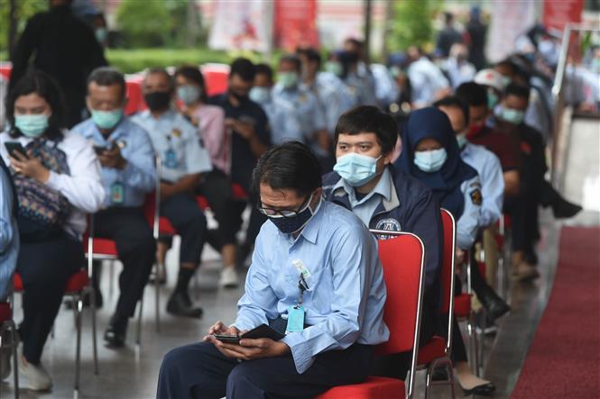 Người dân chờ lấy mẫu xét nghiệm COVID-19 tại Jakarta, Indonesia ngày 24/8/2020. Ảnh: THX/TTXVN