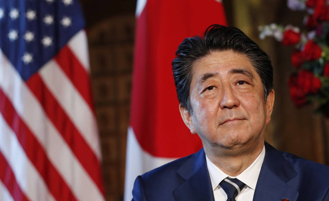 Ông Abe Shinzo không công khai ủng hộ bất kỳ chính trị gia nào làm Thủ tướng mới.  								               Ảnh: Reuters