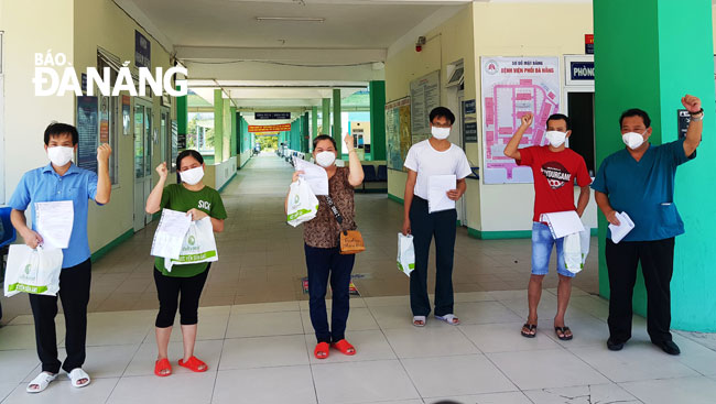 5 bệnh nhân xuất viện sáng 31-8 tại Bệnh viện Phổi Đà Nẵng. Ảnh: PHAN CHUNG