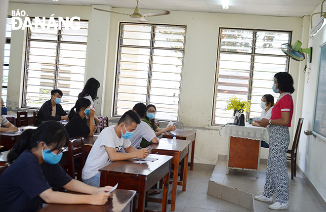  Exam supervisors instructing the candidates to fill out medical declarations, and disseminating the mandated Covid-19 prevention and control regulations put in place during the upcoming exams