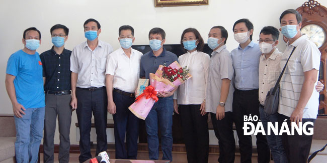 Deputy Secretary Quang (4th from left) expressing his deep gratitude to the medical workers from the Cho Ray Hospital for their devotion and dedication to help Da Nang tackle its workforce shortages amid coronavirus crisis