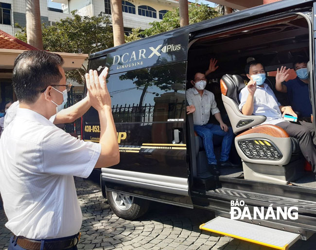  Deputy Secretary Quang waving his hand to say goodbye to the healthcare workers before they left for their hometowns