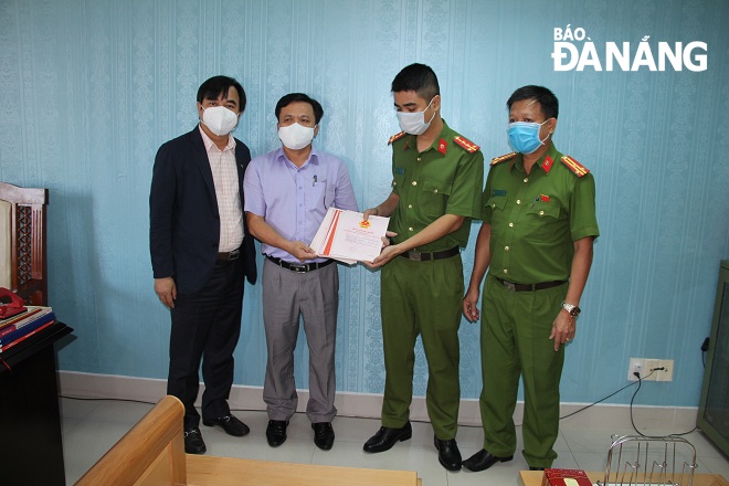Bàn giao 19 sổ đỏ cho Chi nhánh Văn phòng đăng ký đất đai quận Sơn Trà