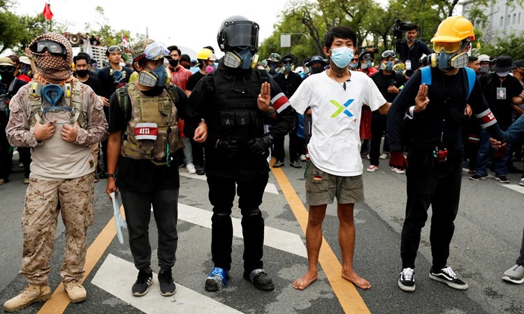 Người biểu tình thách thức Hoàng gia Thái Lan