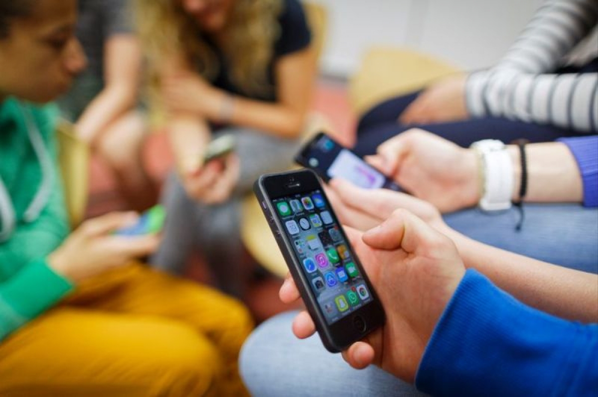 Cho phép học sinh dùng điện thoại trong lớp: Quy định cởi mở, nhưng cần cụ thể