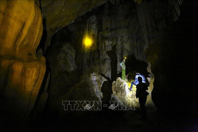 Khám phá vẻ đẹp hang động Chua Ta - Điện Biên