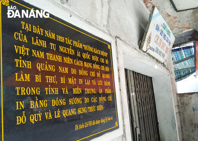 Bia di tích nhà bà Phán Thạnh tại số nhà 107 Trưng Nữ Vương, phường Bình Hiên (quận Hải Châu). Ảnh: TRỌNG HUY	