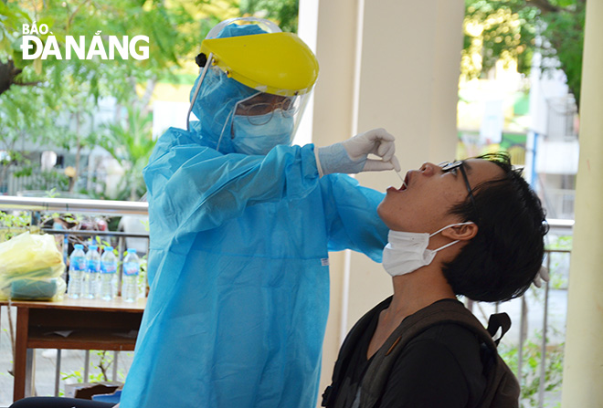 The taking of swab samples for Covid-19 testing from the examinees in progress (The photo captured at the Tran Phu Senior High School on Monday)