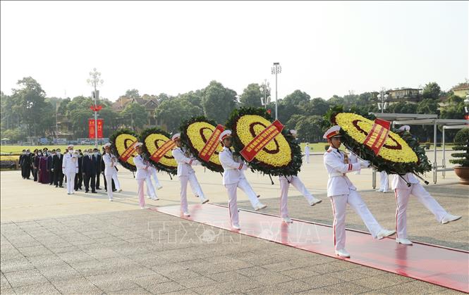 Chú thích ảnh Đoàn đại biểu các đồng chí lãnh đạo, nguyên lãnh đạo Đảng, Nhà nước, MTTQ Việt Nam đến đặt vòng hoa và vào Lăng viếng Chủ tịch Hồ Chí Minh. 