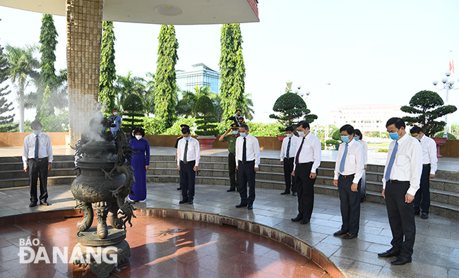 The participants observing a minute’s silence to commemorate the heroic martyrs who laid down their lives for the nation’s re-unification at the 2 September Peace Monument 