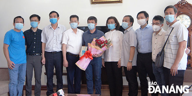  Deputy Secretary Quang (4th from left) expressing his deep gratitude to medical workers from the Cho Ray Hospital for their devotion and dedication to help Da Nang tackle its workforce shortages amid coronavirus crisis