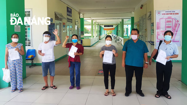 5 bệnh nhân xuất viện sáng 1-9 tại Bệnh viện Phổi Đà Nẵng. Ảnh: PHAN CHUNG