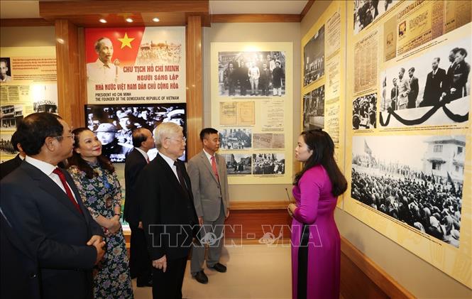 Tổng Bí thư, Chủ tịch nước Nguyễn Phú Trọng thăm phòng trưng bày “Chủ tịch Hồ Chí Minh - Người sáng lập Nhà nước Việt Nam Dân chủ Cộng hòa”. Ảnh: Trí Dũng/TTXVN