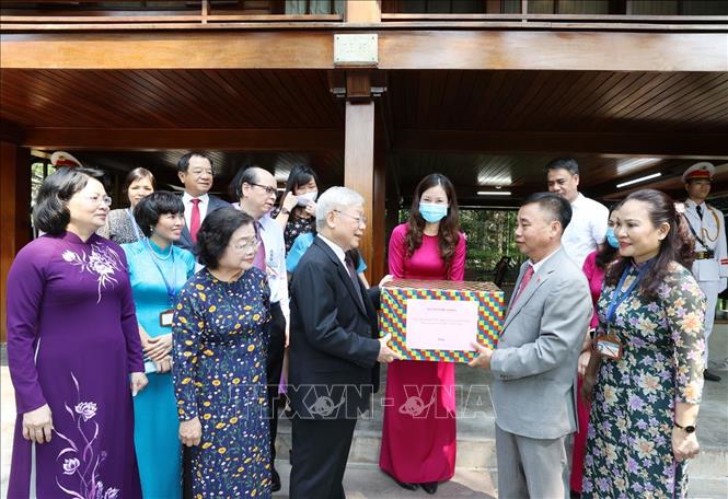 Tổng Bí thư, Chủ tịch nước Nguyễn Phú Trọng tặng quà cho cán bộ, nhân viên Khu Di tích Chủ tịch Hồ Chí Minh tại Phủ Chủ tịch. Ảnh: Trí Dũng/TTXVN