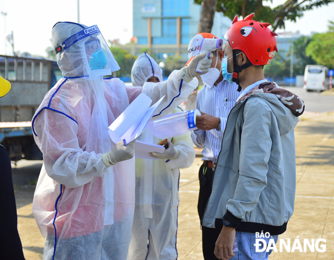Stranded citizens of Phu Yen Province having their body temperatures measured before leaving Da Nang 